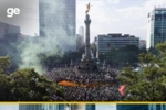 万人空巷！墨西哥战胜南非后，墨西哥球迷们涌上墨西哥城街道庆祝