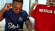 枪迷送给埃弗拉一件&ldquo;网飞FC&rdquo;曼联球衣！埃弗拉：XX你！滚粗